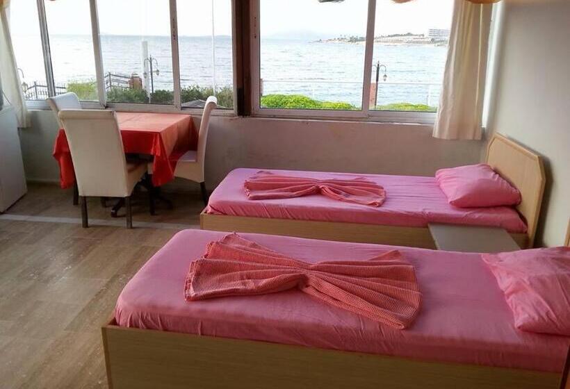 اتاق استاندارد چهار تخته با چشم‌انداز دریا, Yona Motel