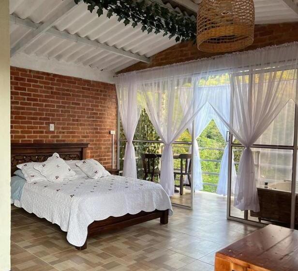 小室, Solarte Hostel