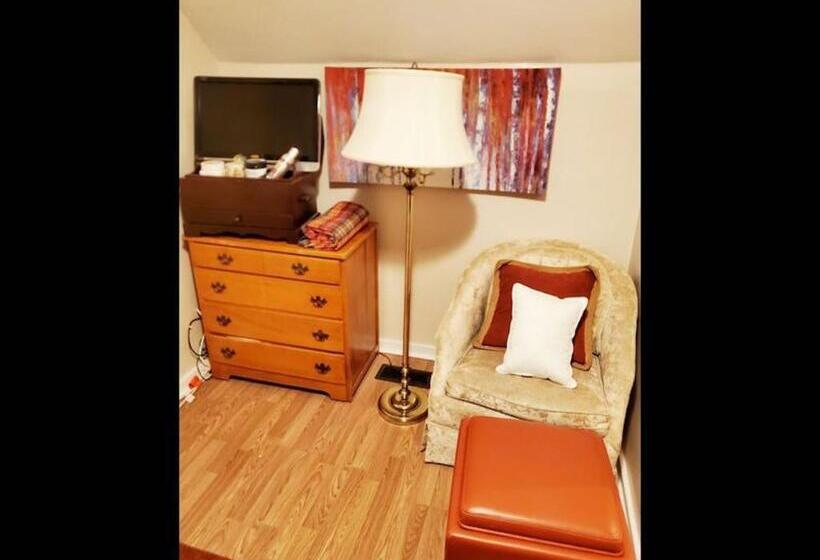 Номер Стандарт Трехместный, Room In Guest Room   Fall Room 3min From Yale, And Other Colleges
