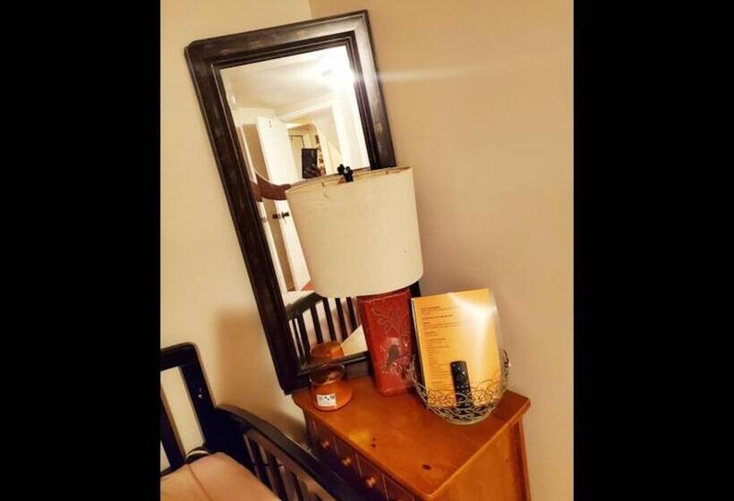Номер Стандарт Трехместный, Room In Guest Room   Fall Room 3min From Yale, And Other Colleges