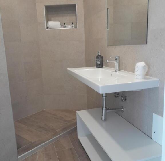 اتاق کلاسیک سه تخته, Algarpapa Rooms