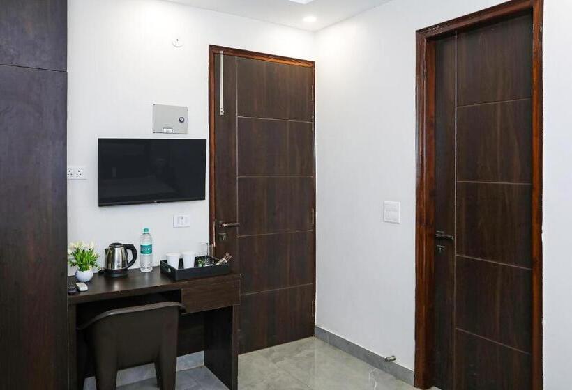 Трехместный Номер Классика, Collection O 93220 Hotel The Signature Inn