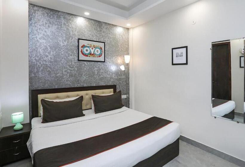 Трехместный Номер Классика, Collection O 93220 Hotel The Signature Inn