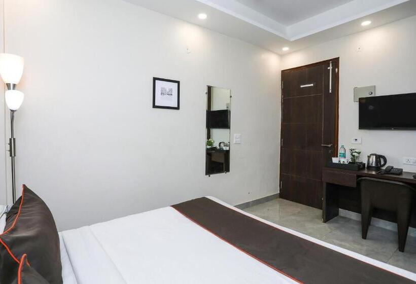 Трехместный Номер Классика, Collection O 93220 Hotel The Signature Inn