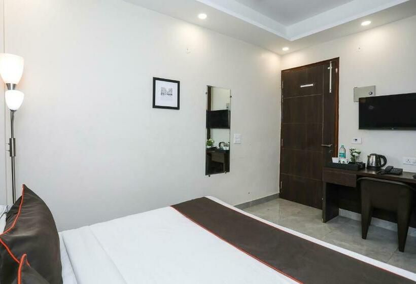Трехместный Номер Классика, Collection O 93220 Hotel The Signature Inn