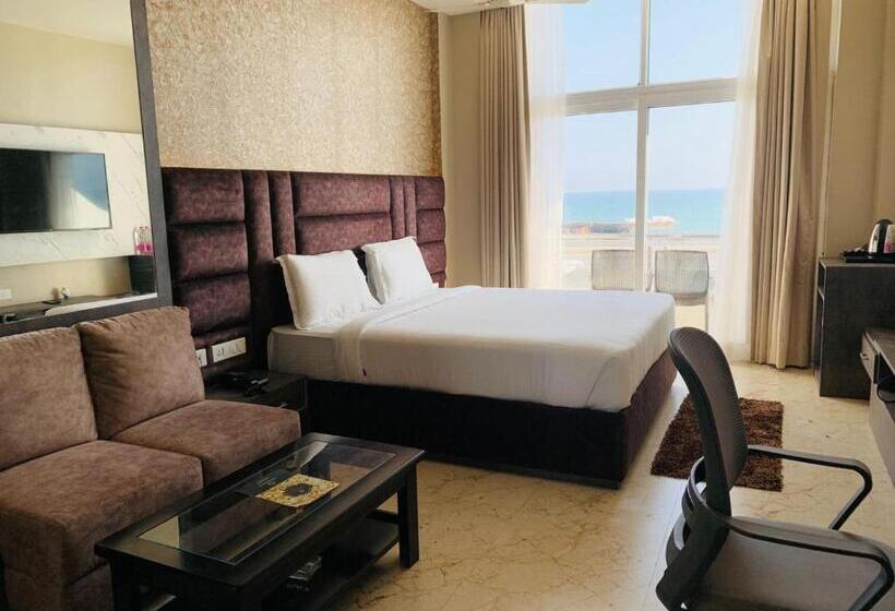 اتاق استاندارد با تخت بزرگ, The Bay Suites Sea Facing Hotel  Right On The Golden Beach