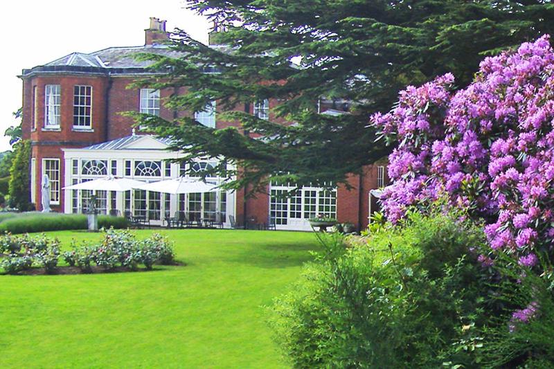 Полулюкс, Dovecliff Hall