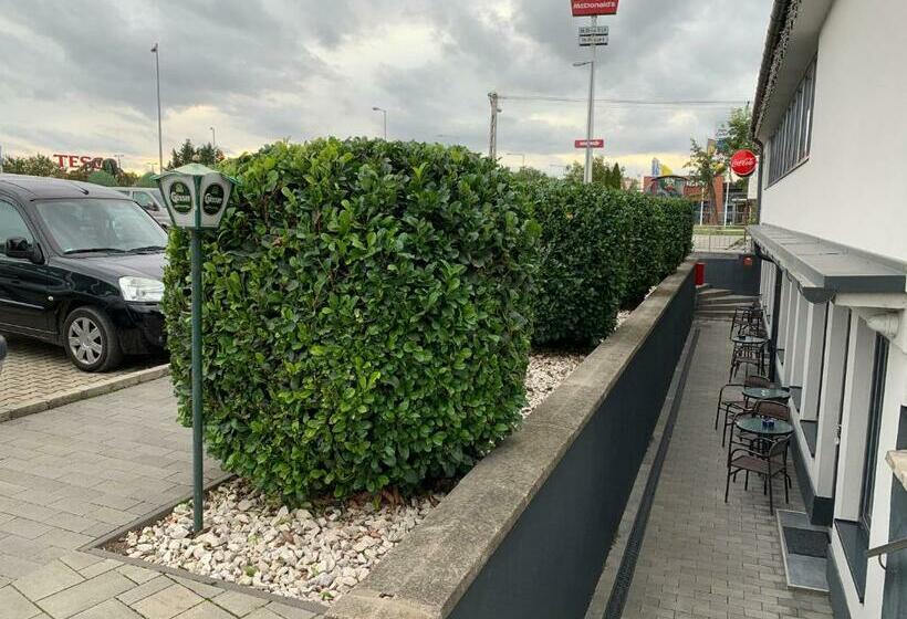 اتاق ساده سه‌ نفره, Nimród Hotel és ètterem