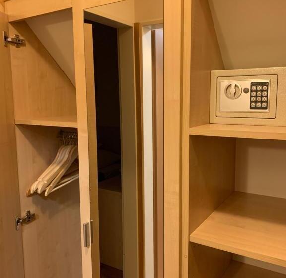 اتاق ساده سه‌ نفره, Nimród Hotel és ètterem