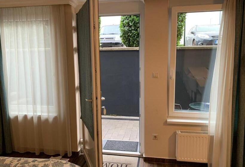 اتاق ساده سه‌ نفره, Nimród Hotel és ètterem