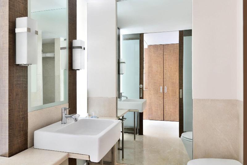 带大床的豪华间, Four Points By Sheraton Bengaluru, Whitefield