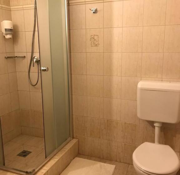 اتاق استاندارد سه نفره, Il Gallo Nero   Fekete Kakas étterem és Panzió