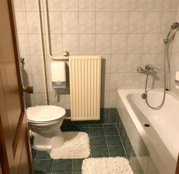 اتاق استاندارد سه نفره, Il Gallo Nero   Fekete Kakas étterem és Panzió