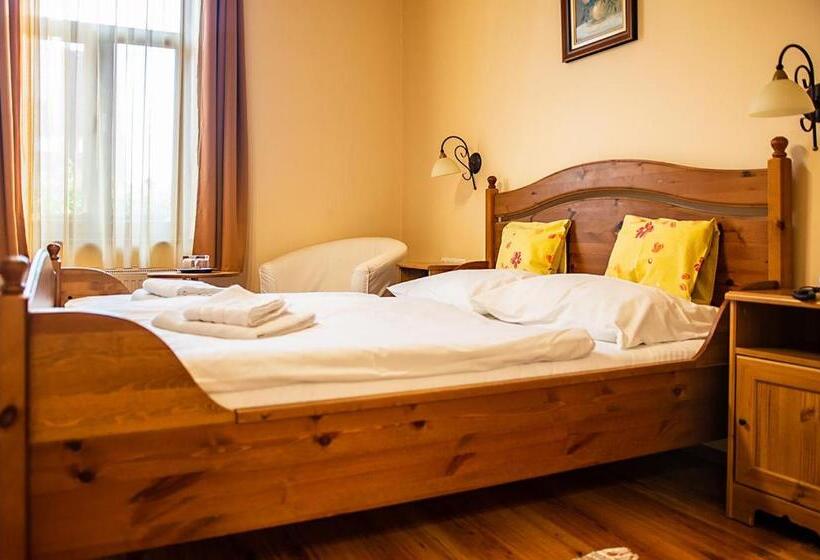 اتاق لوکس با تخت بزرگ, Il Gallo Nero   Fekete Kakas étterem és Panzió