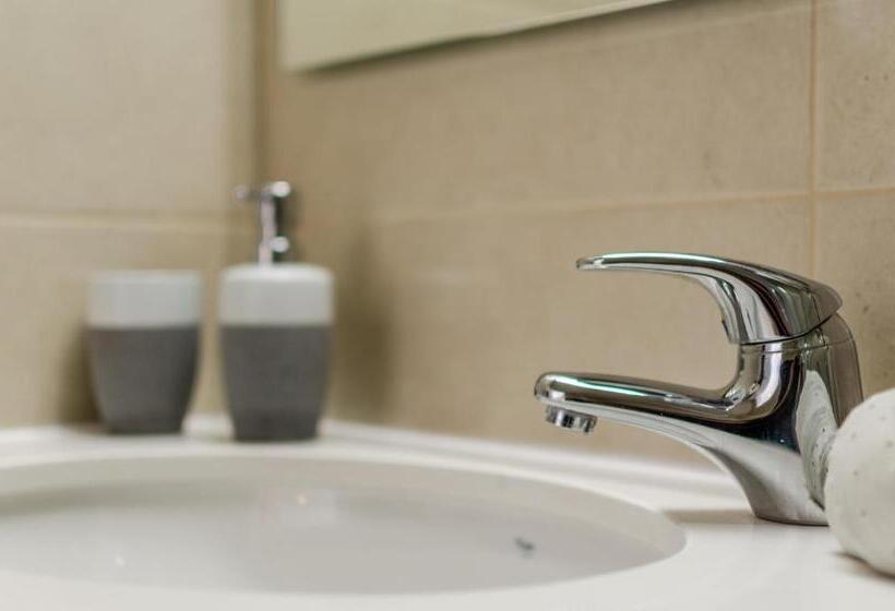 اتاق اکونومی, Irini Apartments