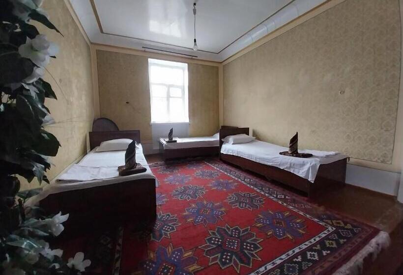 تختخواب در اتاق مشترک, Reyhana Unique House