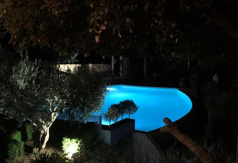 Семейный Номер, La Maison Du Castellet
