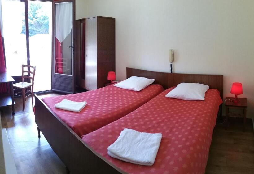 Номер Стандарт с Балконом, Acacias Hôtel Motel