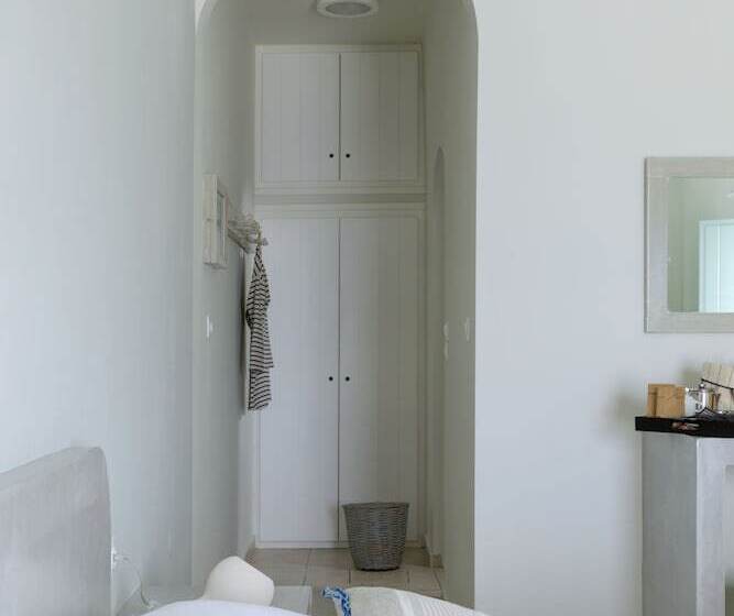 Кровать в Общей Комнате, Blue Dolphins Apartments