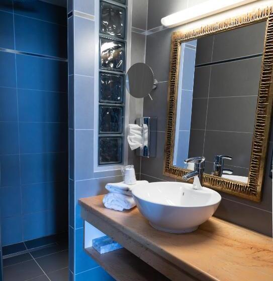Четырехместный Номер Superior, Brit Hotel Confort Saint Lô