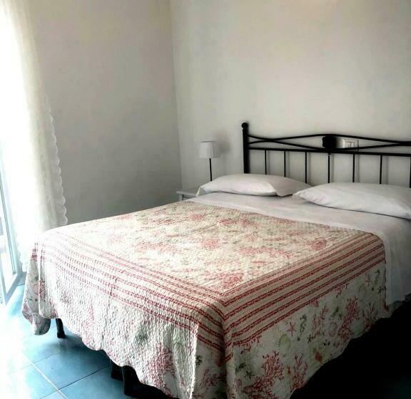 اتاق لوکس با چشم‌انداز دریا, Sea View Sirolo Di Amedeo