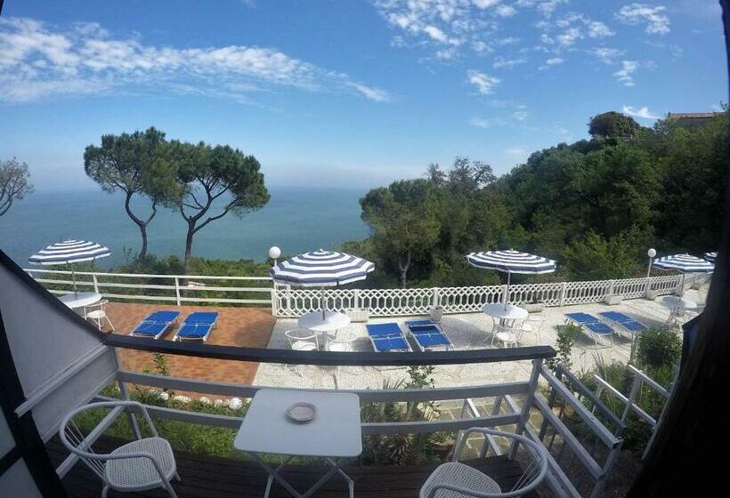 اتاق لوکس با چشم‌انداز دریا, Sea View Sirolo Di Amedeo