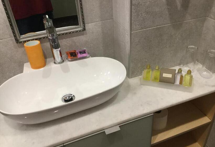 Quarto Economy, Arocaria Apartments