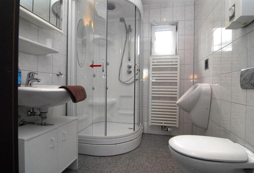 标准三人间, Monteurwohnung Krings Ferienwohnung Am Steinbüchel 1