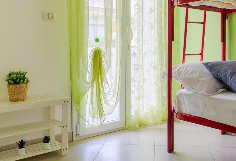 اتاق استاندارد چهارنفره با بالکن, Sterlizia Rooms