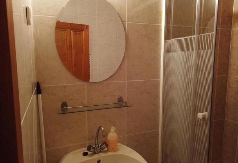 اتاق خانوادگی, Vicze Apartmanház