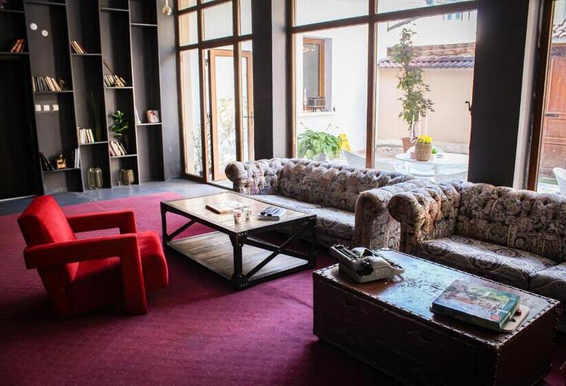 استودیو استاندارد با بالکن, R34 Boutique Guest House