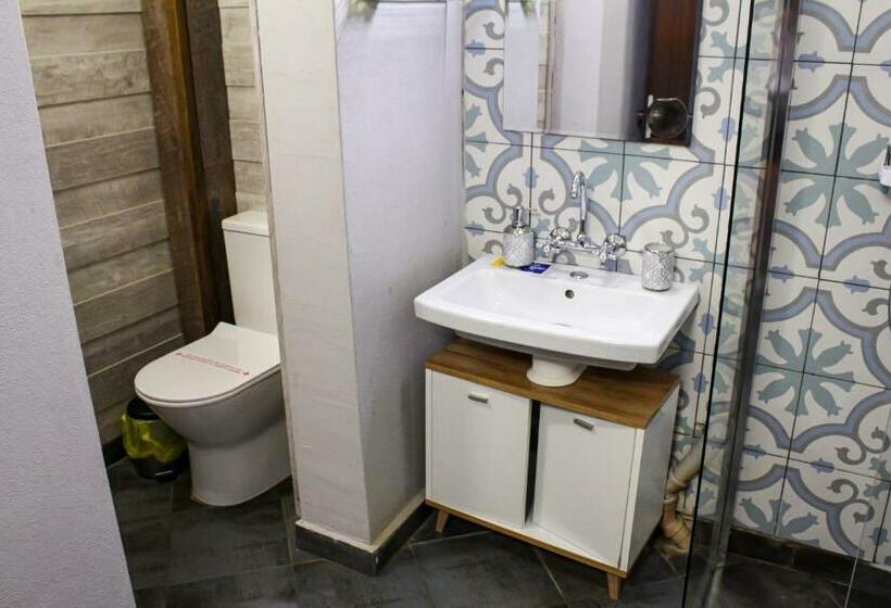 استودیو استاندارد با بالکن, R34 Boutique Guest House