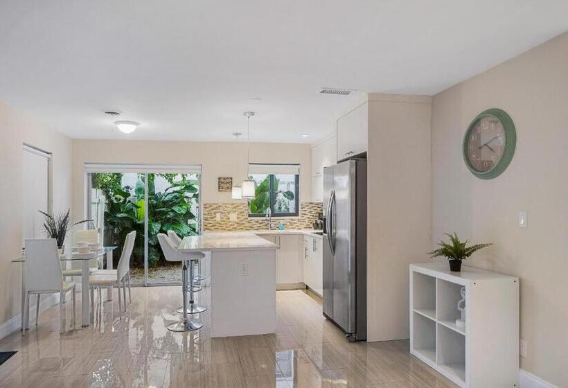 Apartamento 2 Dormitórios, Alani Bay Condos