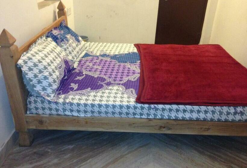 اتاق اکونومی, Suri Guest House