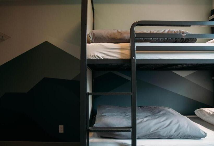 공용 욕실 구비 공동 객실 내의 침대, Hi Jasper   Hostel