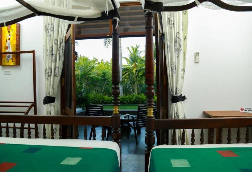 Трехместный Номер Стандарт Вид на Бассейн, Goyambokka Guesthouse
