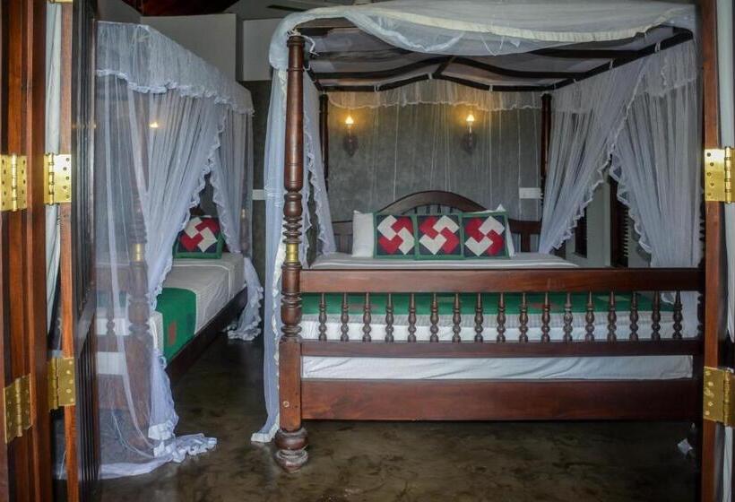 Трехместный Номер Стандарт Вид на Бассейн, Goyambokka Guesthouse