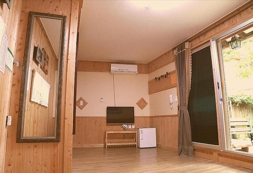 스탠다드 스튜디오, Hanok Story Guesthouse