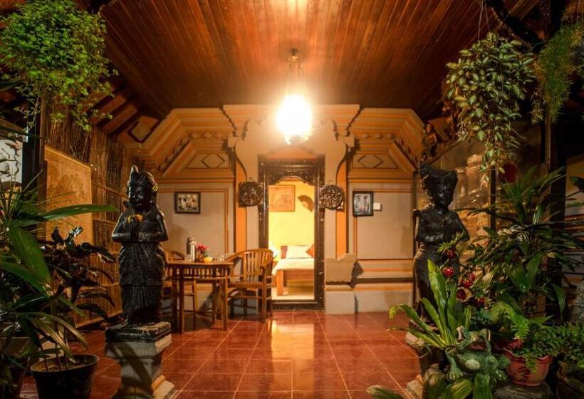 이코노미 룸, Kamar Suci House