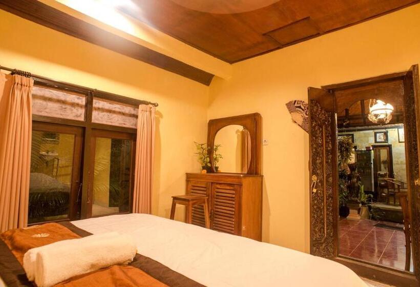 이코노미 룸, Kamar Suci House