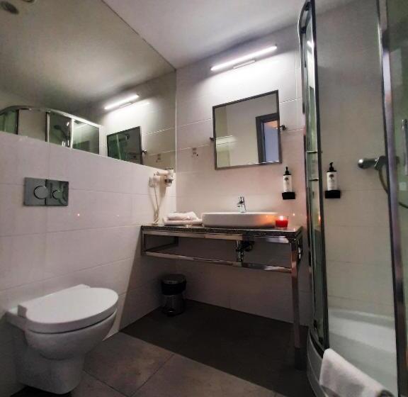 Quarto Deluxe, Forza