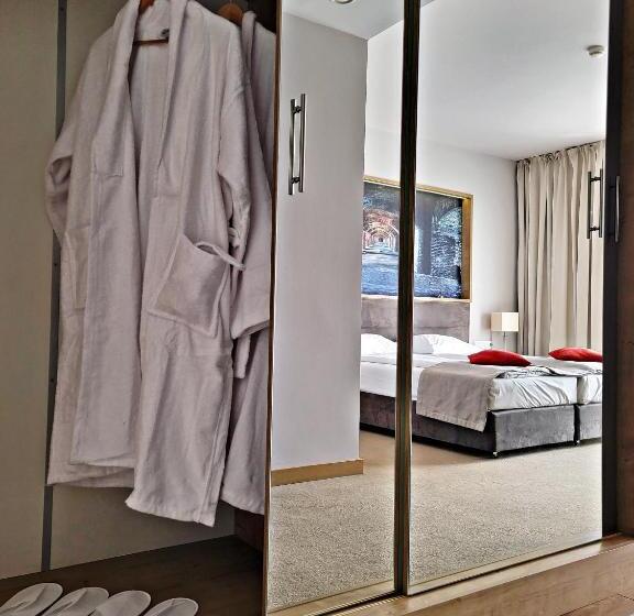 Quarto Deluxe, Forza