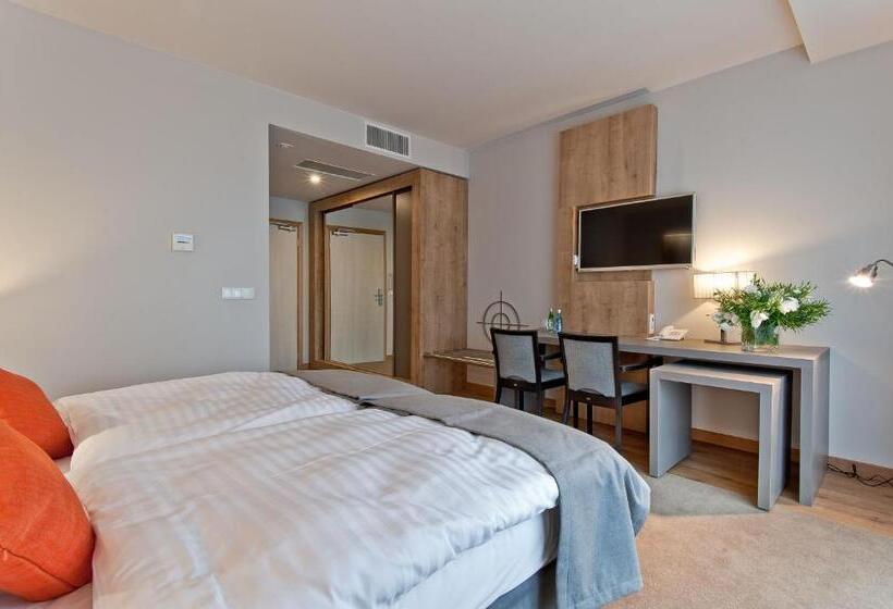 Quarto Deluxe, Forza