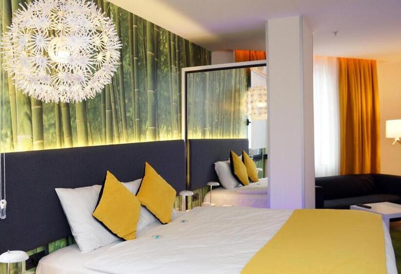 آپارتمان یک خوابه با دری مشترک که هال را جدا می کند., Tempo Suites Airport