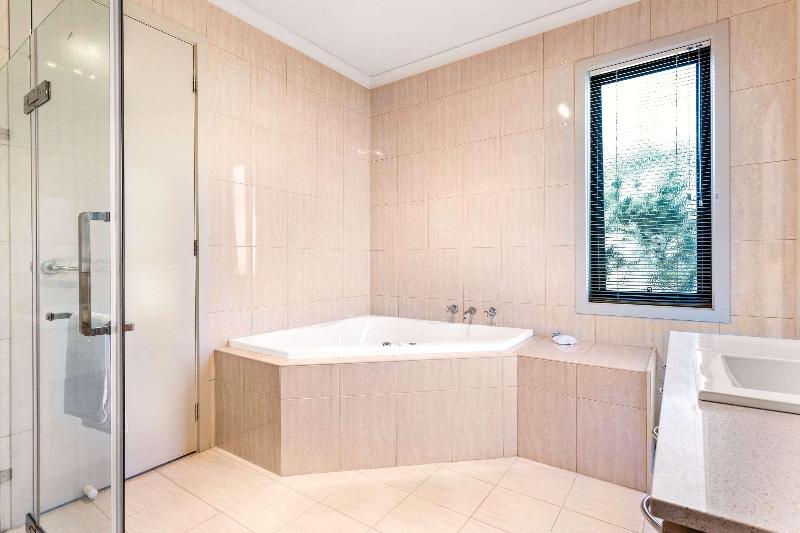스위트 킹사이즈 침대, Quality Hotel Point Cook