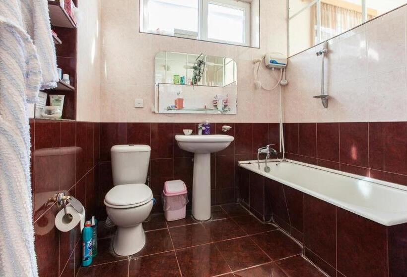 اتاق استاندارد چهار تخته, Nino Shavhaleti Guest House