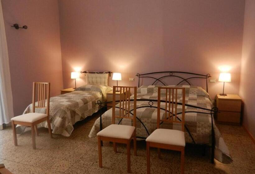 اتاق سه‌نفرۀ استاندارد با سرویس بهداشتی بیرون از اتاق, B&b A Casa Di Giosi