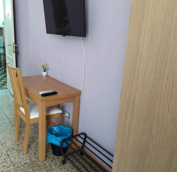 اتاق سه‌نفرۀ استاندارد با سرویس بهداشتی بیرون از اتاق, B&b A Casa Di Giosi