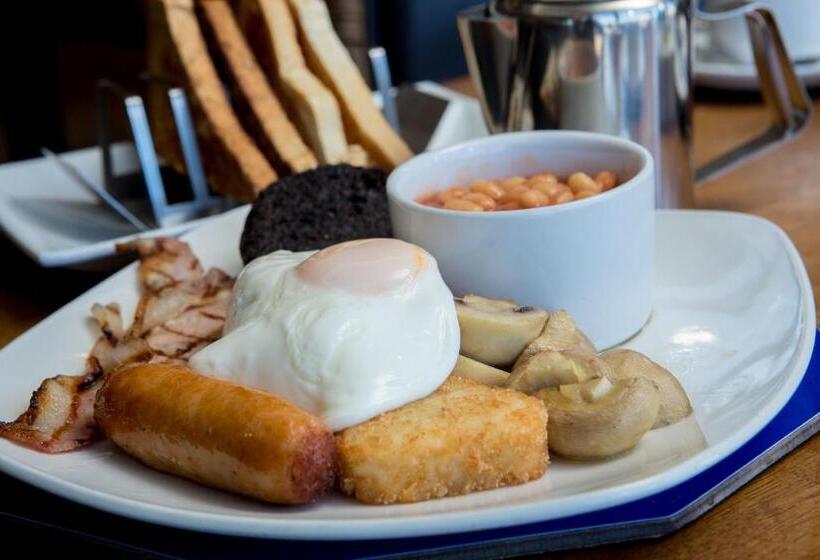 اتاق لوکس با چشم‌انداز دریا, The Ship Inn