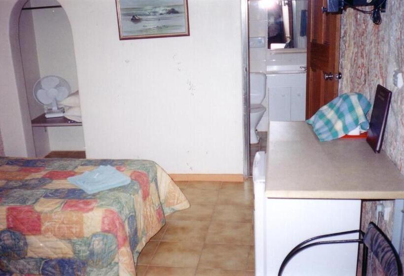 Номер Стандарт, Radeka Downunder Underground Motel